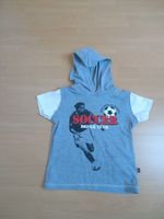 ein T-Shirt mit Kapuze Gr.98 mit Fußball-Motiv Kreis Pinneberg - Pinneberg Vorschau