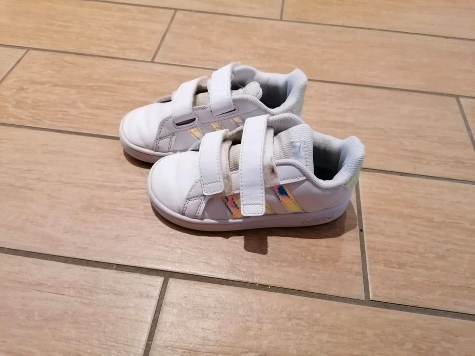 Adidas kindersneaker 24 in Wilkau-Haßlau