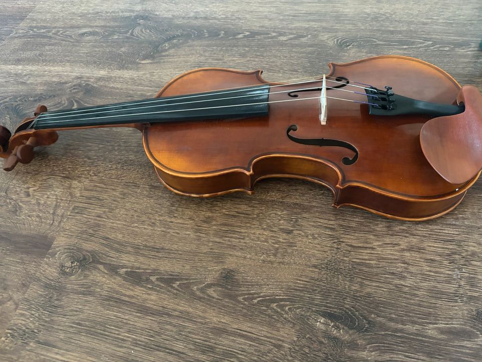 Vollständiger Geigenkoffer mit Geige, Bogen und Stütze in Ratingen