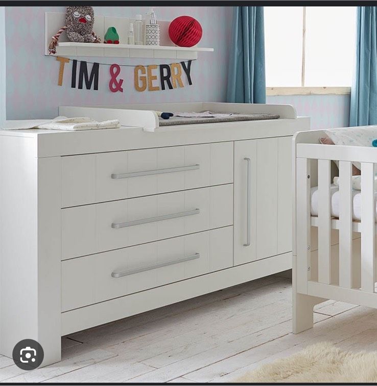 Kinderzimmer Baby/Kleinkind, Bett, Kleiderschrank, Wickelkommode in Euskirchen