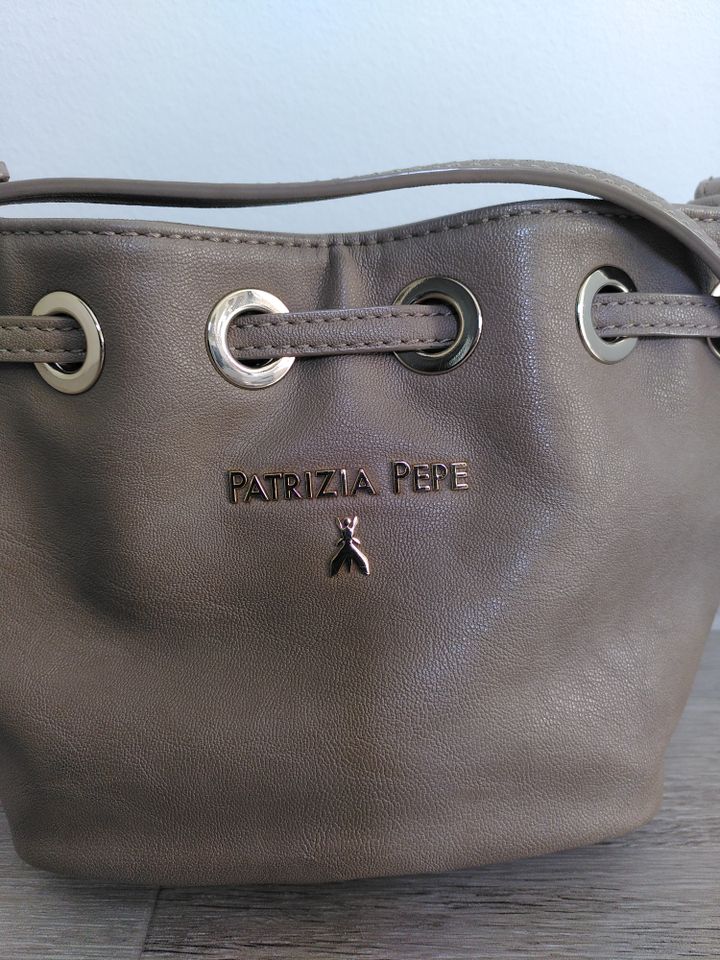 Handtasche Patrizia Pepe beige mit Fransen und Steinen in Leipzig