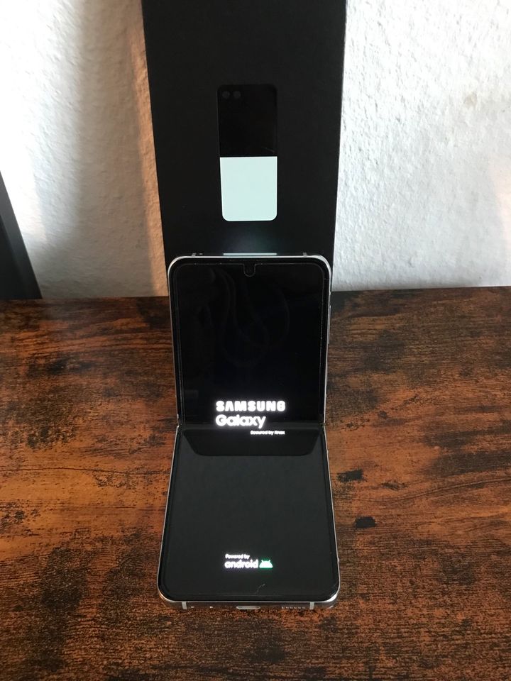 Samsung Flip 5 256GB mit 2 Burga Hüllen in Wuppertal