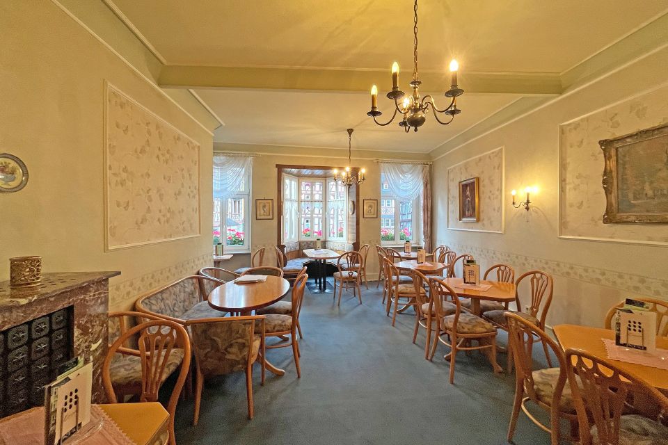 Traditionsreiches Café direkt am Marktplatz mit attraktiver Maisonette-Wohnung in Bernkastel-Kues in Bernkastel-Kues