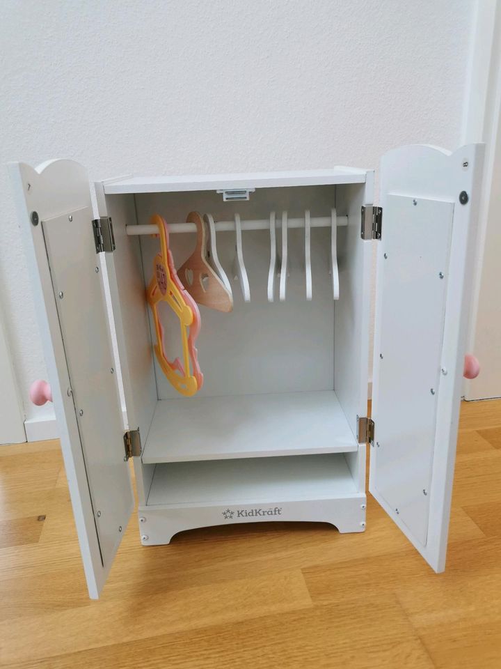 Puppenschrank KidKraft Lil' Doll in Böblingen