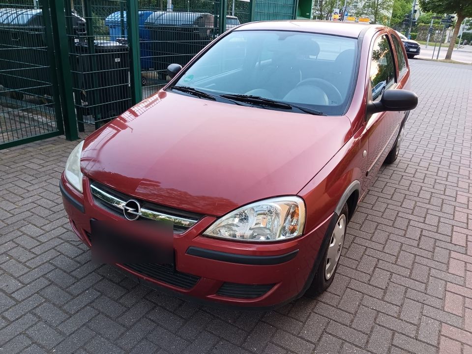 Verkauft wird ein Opel Corsa in Teltow