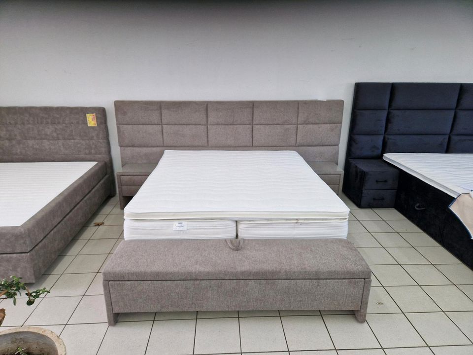 Bett Boxspringbett 180x200cm mit Stauraum beige mit Matratze und Nachtkonsolen und Fußbank Möbel Wurm in Osnabrück