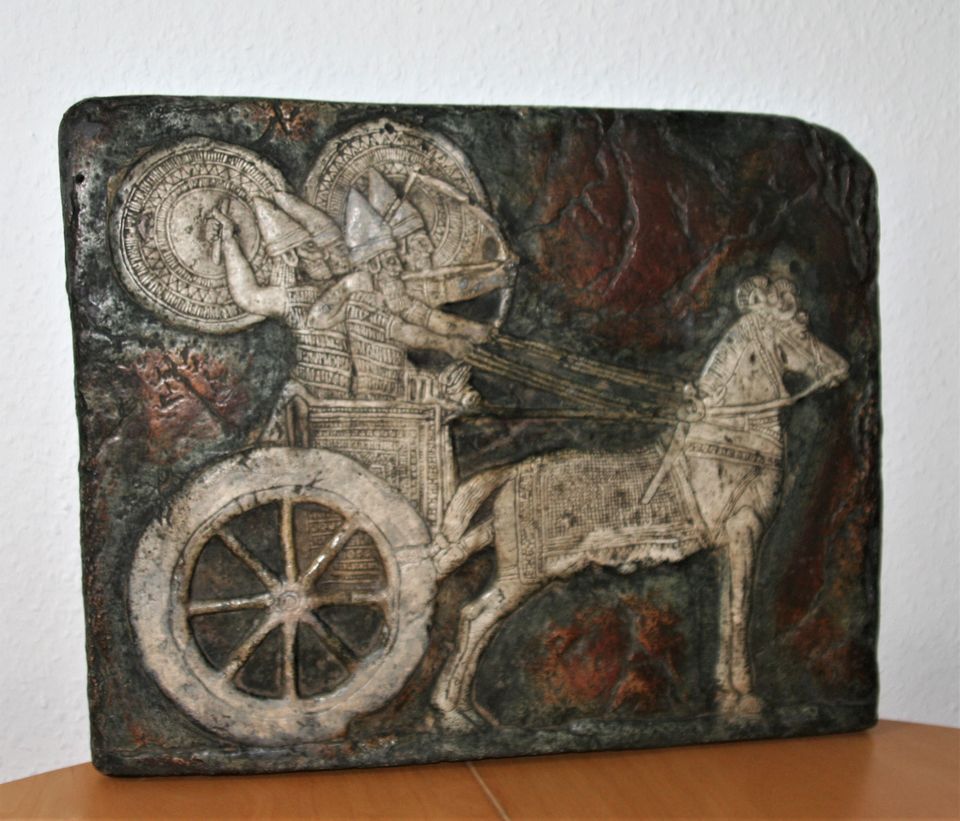 Wandplatte Gipsabguss: Relief assyrische Krieger Streitwagen in Berlin