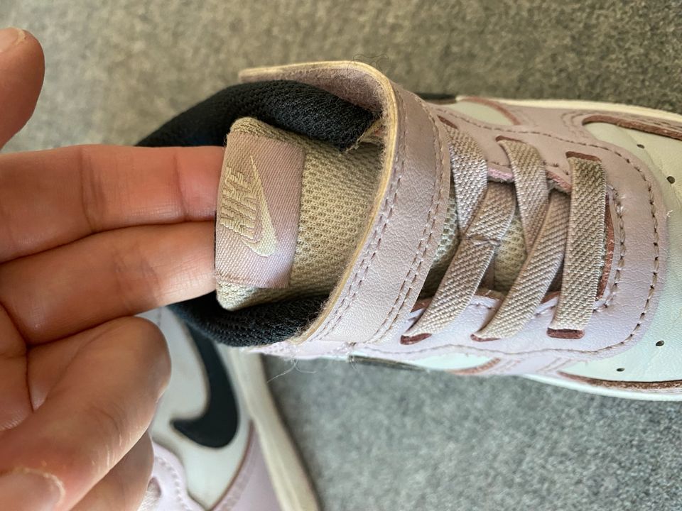 süße NIKE Kinder Sneaker Turnschuhe flieder pastell Gr. 23.5 in Hamburg