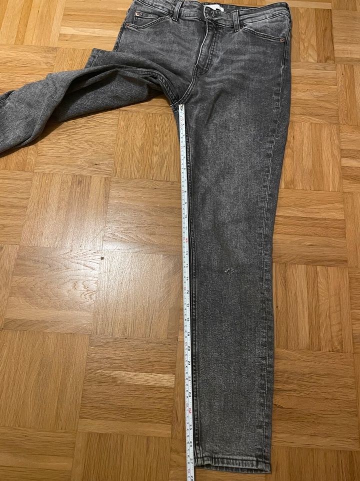 Graue Jeans von H&M Gr. 42 in Hamburg