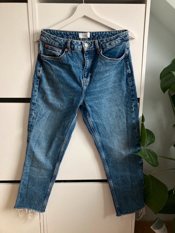 Topshop Petite Straight in W28/L28 destroyed look tapered fit in Mörfelden-Walldorf