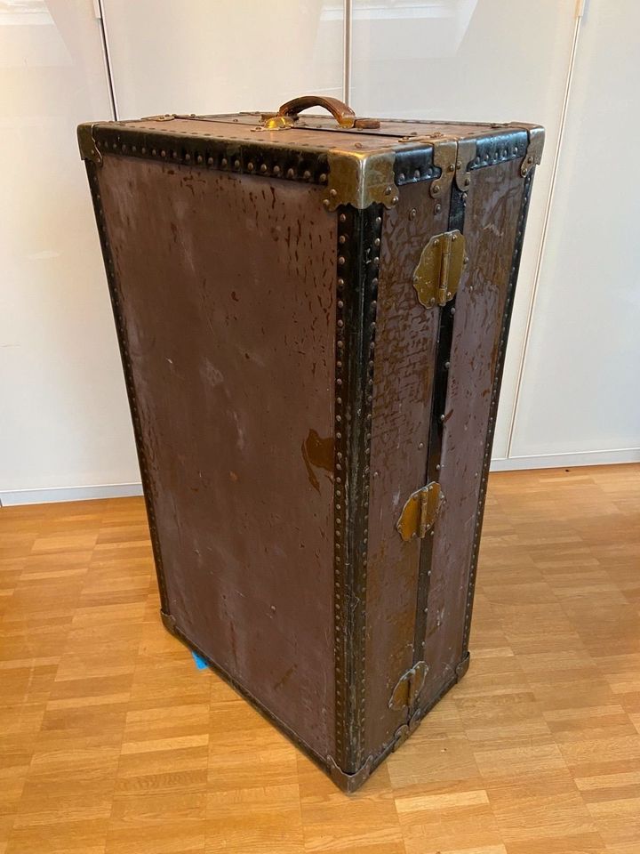 Antiker Überseekoffer Kleiderkoffer Kleidertruhe von Neverbreak in Wiesbaden