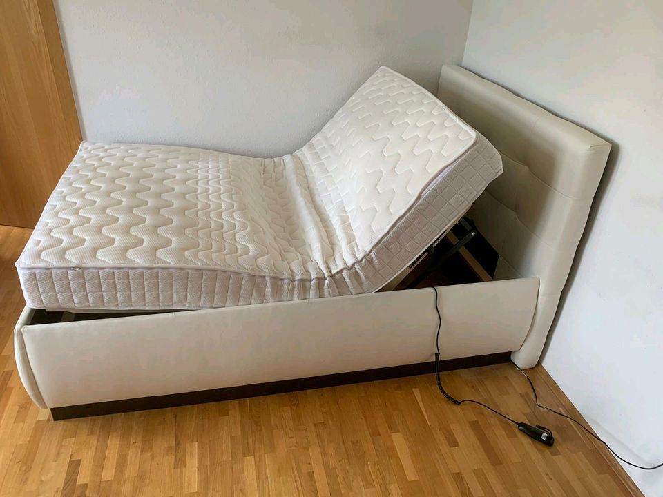 Bett mit elektrisch verstellbarem Lattenrost in Hechingen