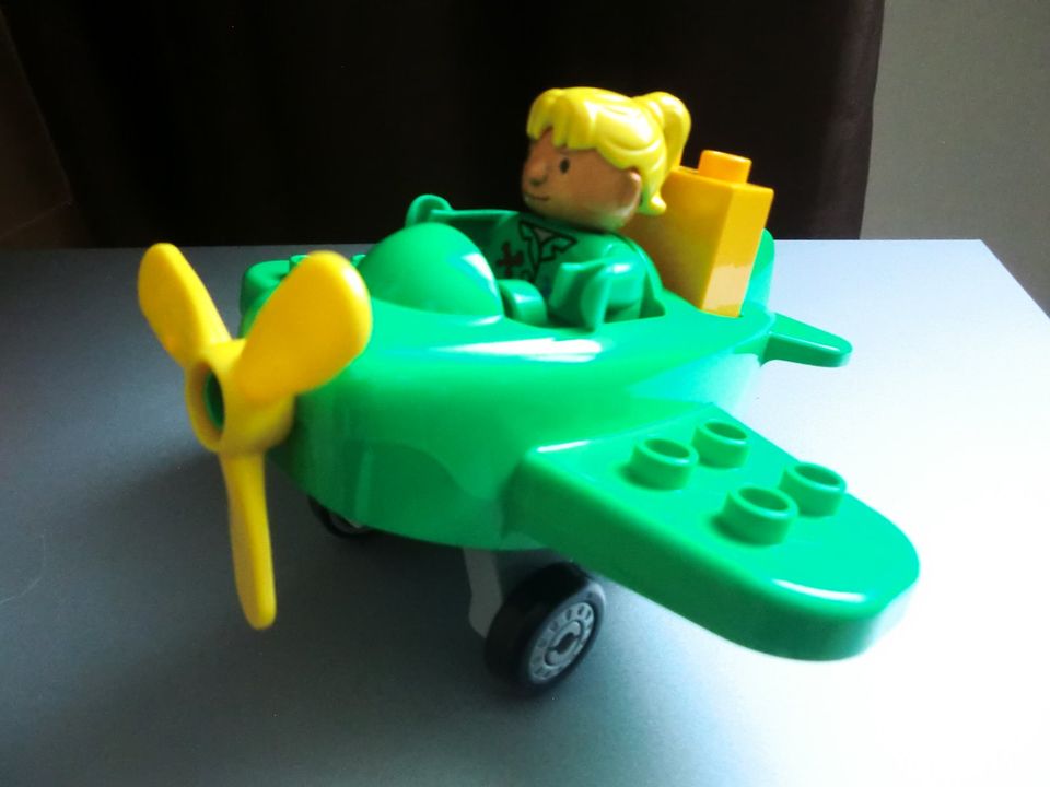 Lego Duplo kleines Flugzeug grün Pilot in Hildesheim