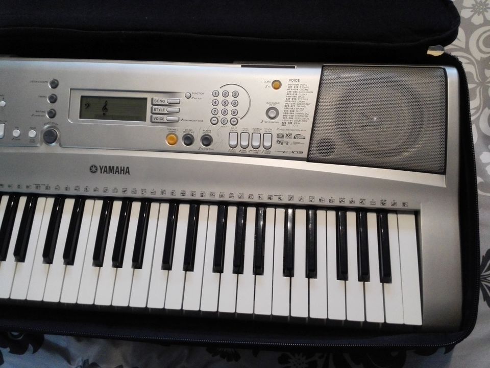 Keyboard YAMAHA PSR E303 YPT-300, mit Tasche, Ständer und.... in Merseburg