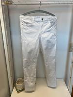 Weiße Röhrenjeans - Modell „Elektra“ von Mango Bayern - Untersiemau Vorschau