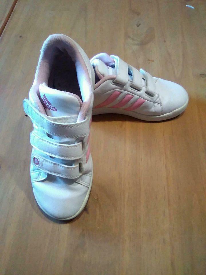 Adidas Turnschuhe gr.33 in Burscheid