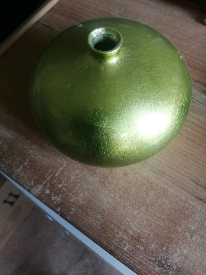Grüne Vase in Linden