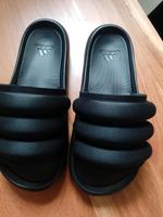 Adidas Pantoletten neu und ungetragen NP 49€ Schleswig-Holstein - Kaltenkirchen Vorschau