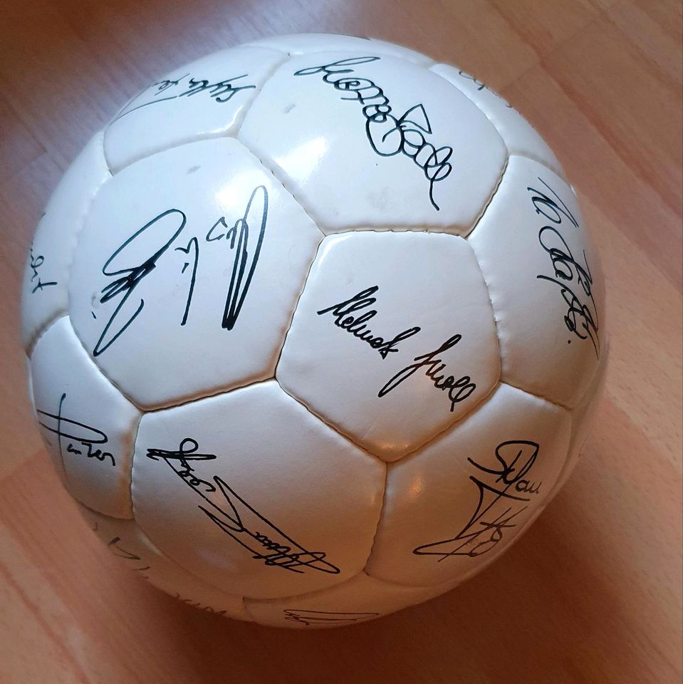 DFB Fußball mit Unterschriften | 90er Jahre  | Autogramm Spieler in Berlin