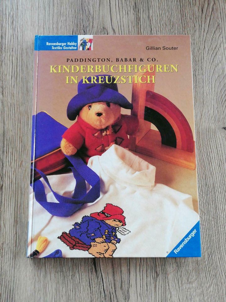 Kinderbuchfiguren in Kreuzstich in Neresheim