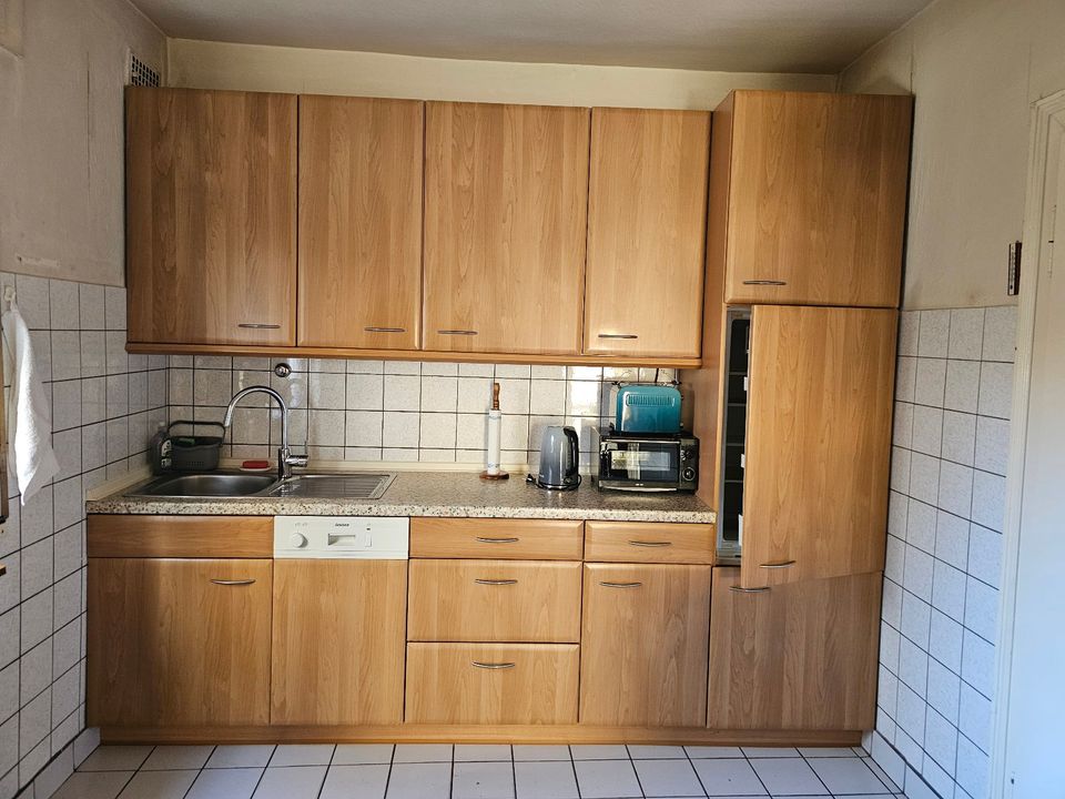 Einbauküche mehrteilig heller Holzfarbton in Frankfurt am Main