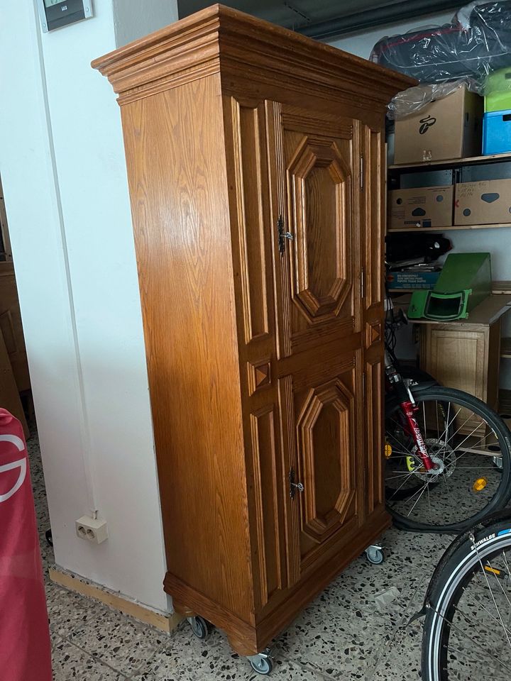 Schrank mit 2 Türen  aus massiver Eiche ca. 172 x 90 x 46 in Leichlingen