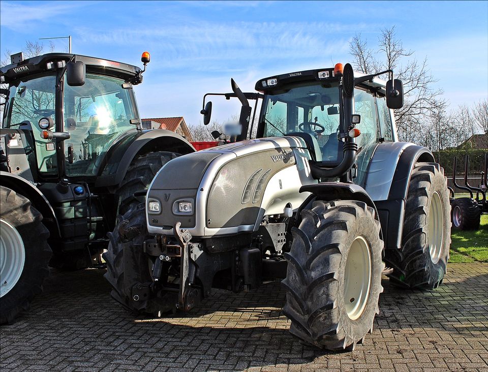 Valtra T132 Versu mit Druckluftbremsanlage in Billerbeck