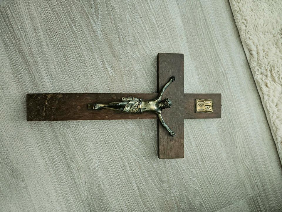 Kruzifix aus Holz, aufhängbar in Essen