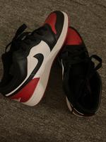 Verkaufe AIR JORDAN 1 LOW (GS) WHITE/BLACK-VARSITY RED-WHITE Berlin - Mitte Vorschau