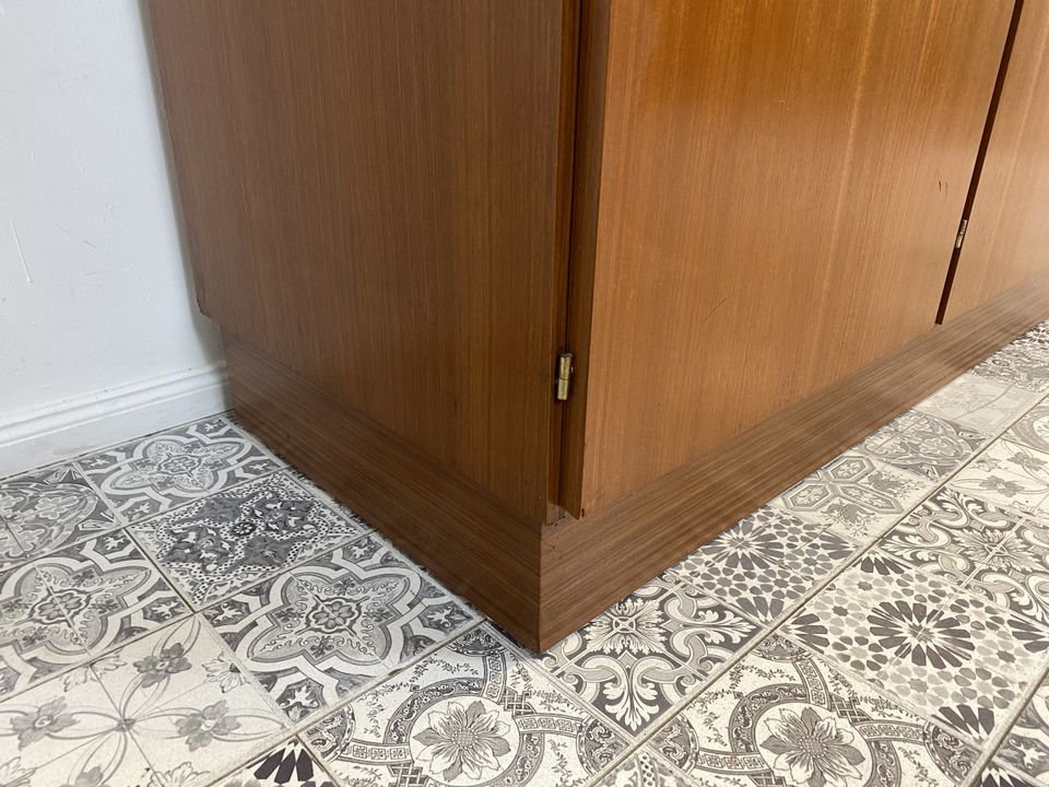 WMK Unaufdringlicher und sehr gut erhaltener 70er Jahre Kleiderschrank mit schönen Messingbeschlägen # Schrank Wäscheschrank Wardrobe Schlafzimmerschrank Retro Vintage DDR # Lieferung möglich in Berlin