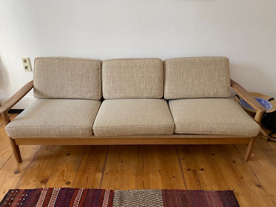 Elegantes zeitloses Sofa im Mid-Century Design in Frankfurt am Main