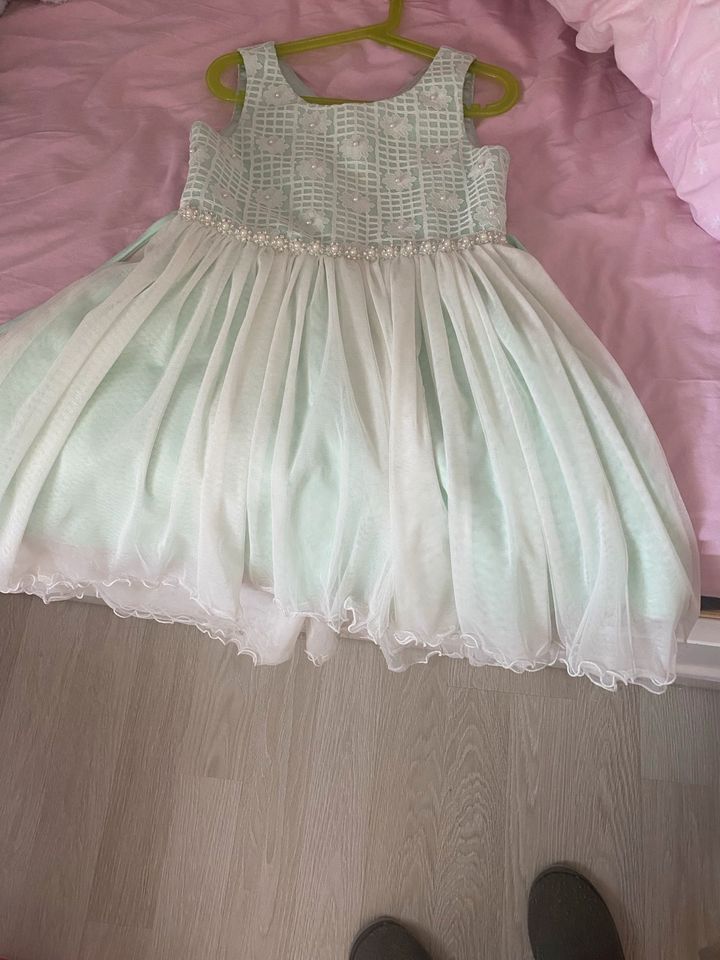 Mädchen festliches  Kleid auch für Einschulung in Bremen