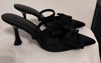 Stöckelschuhe mit kurzem Absatz und Schleife die funkelt München - Hadern Vorschau