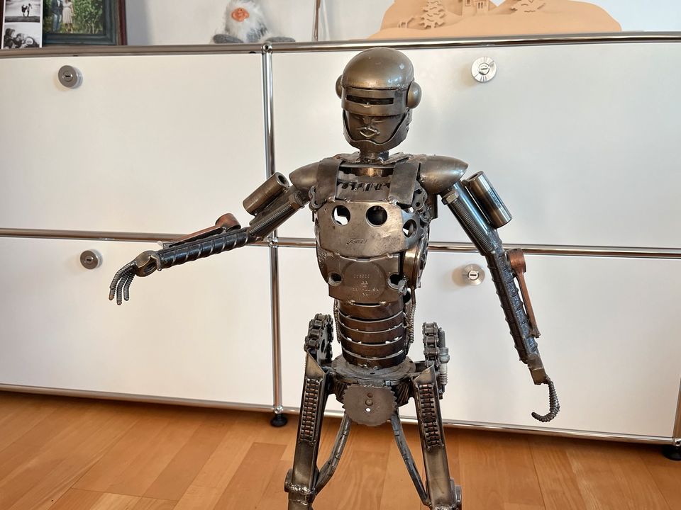 Robocop Roboter Figur geschweißt Metall in Weilrod 