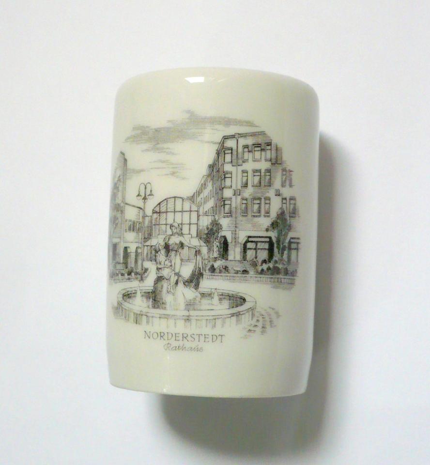 Porzellanbecher Norderstedt Rathaus mit Regentrude-Brunnen in Lübeck