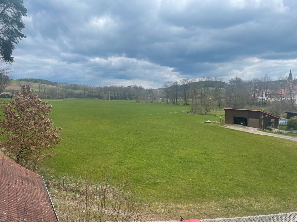 Zweifamilienhaus auf Grundstück in bewaldeter Hanglage in der Oberpfalz in Niedermurach