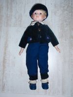 Porzellanpuppe Junge Samtanzug blau ca. 40 cm Schleswig-Holstein - Altenholz Vorschau