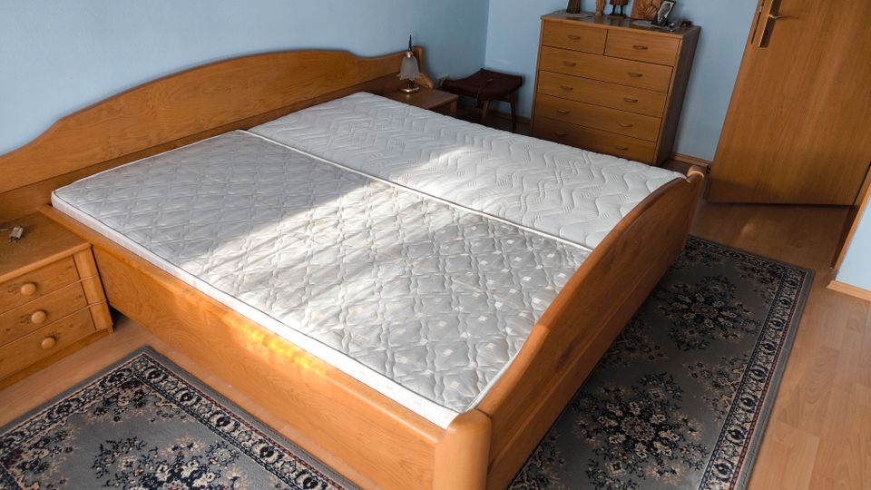 Schlafzimmer kpl. mit Bett und Schlafzimmerschrank in Eggenfelden in Eggenfelden