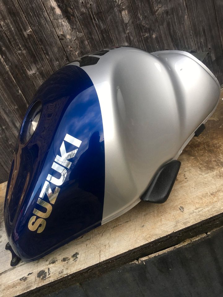 SUZUKI GSX 1300 R HAYABUSA  Rahmen  Benzintank Tacho verkleidung in Niesky