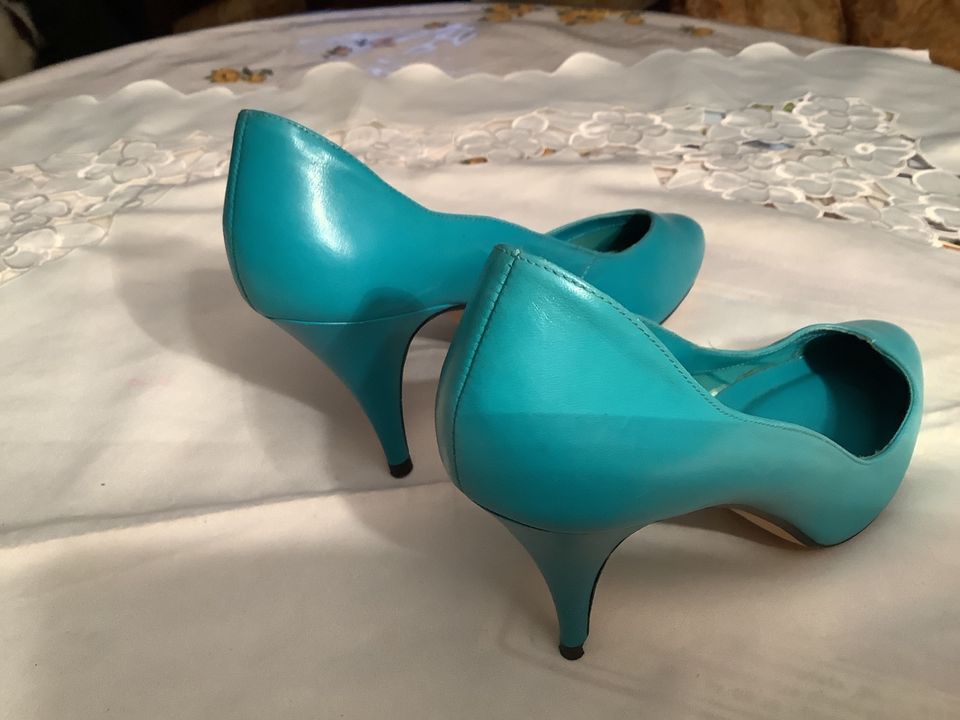 NEU Echt Leder9cm HighheelPumps sehr eleganterAusschnitt türkis/b in München