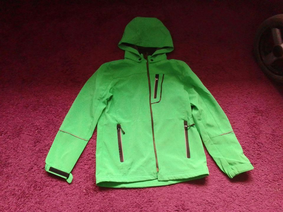 Softshell Jacke grün gr. 152 in Suthfeld 