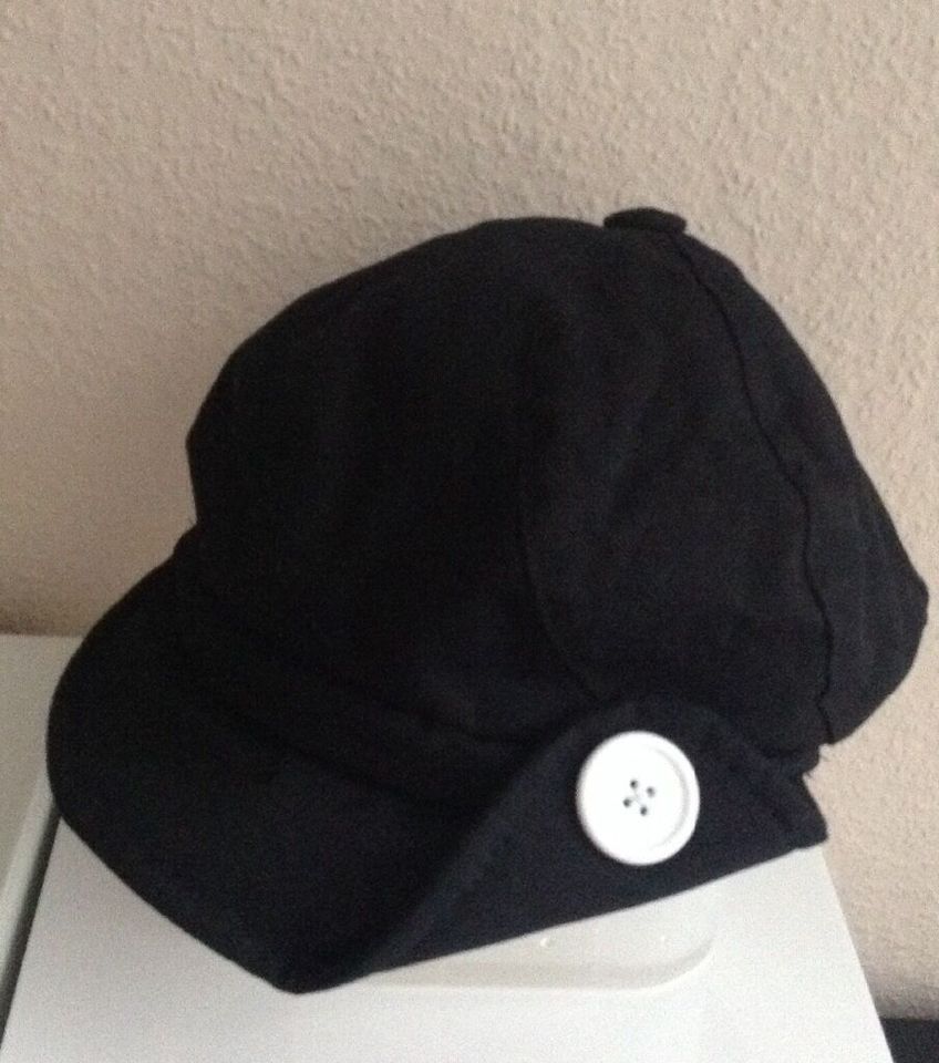 Mütze, Kappe, Käppi schwarz mit Knopf in Weiß in Zützen