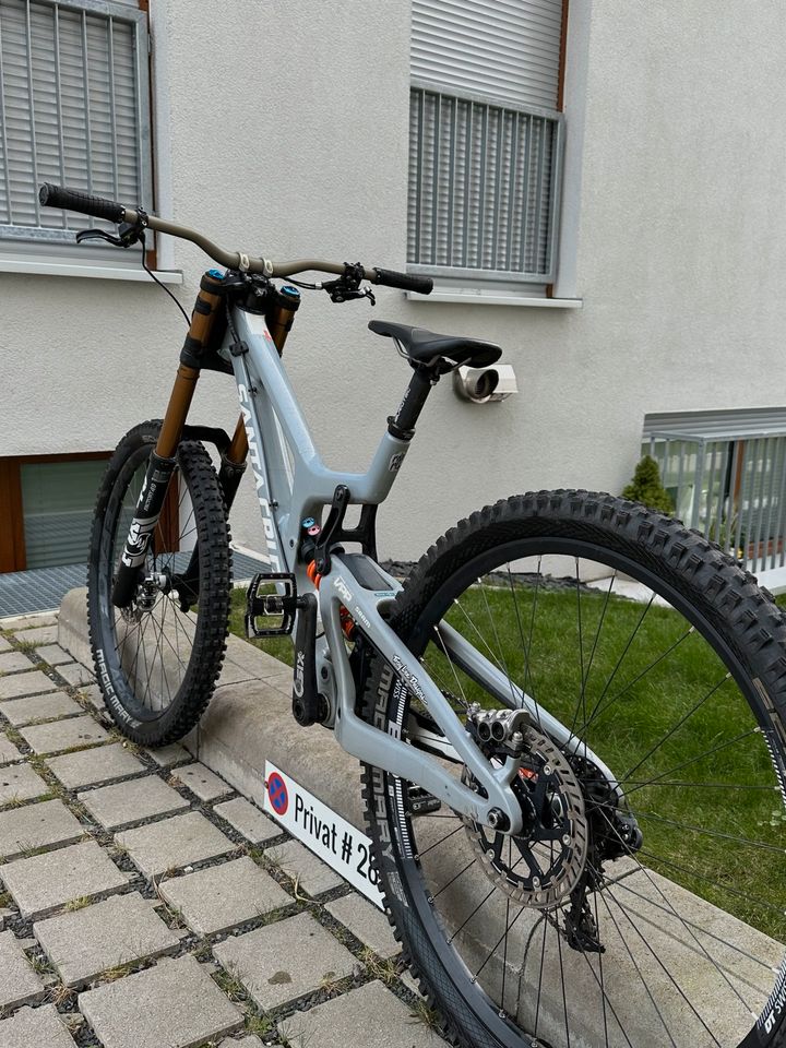 SANTA CRUZ V10 L Grey (Canyon,Commencal,Specialized,Downhill) in Frankfurt am Main