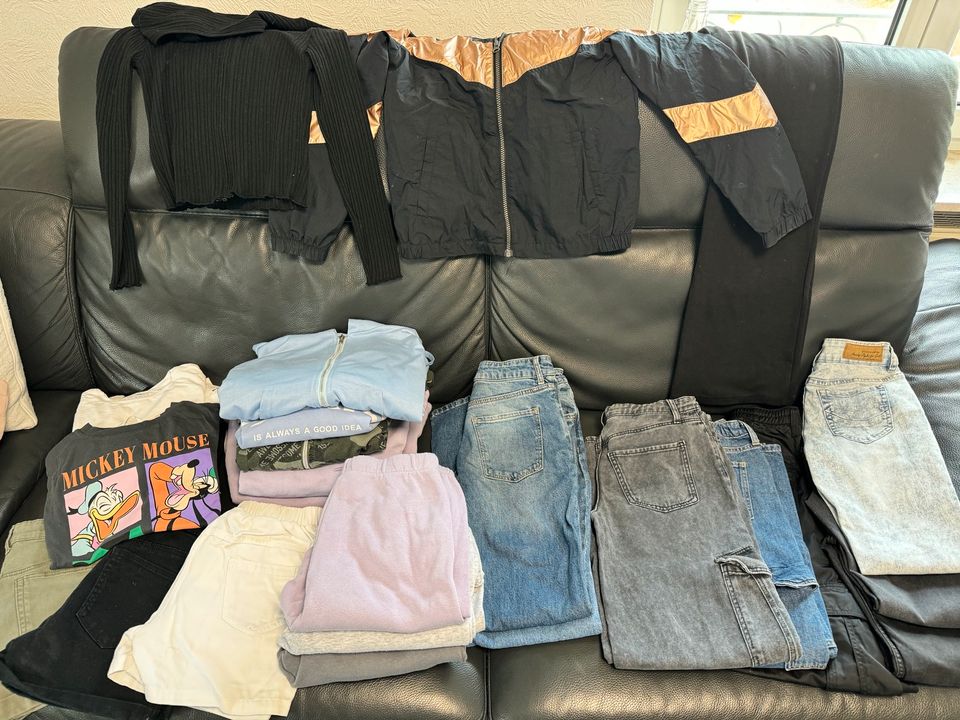 Kleiderpaket Gr. 146/152 Jeans Jacke Pullis Jogginghosen Shorts in Weingarten