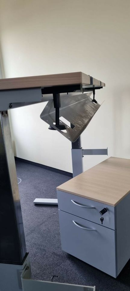 150 x Steelcase Steh Sitz Schreibtisch / Büromöbel / Büro in Darmstadt