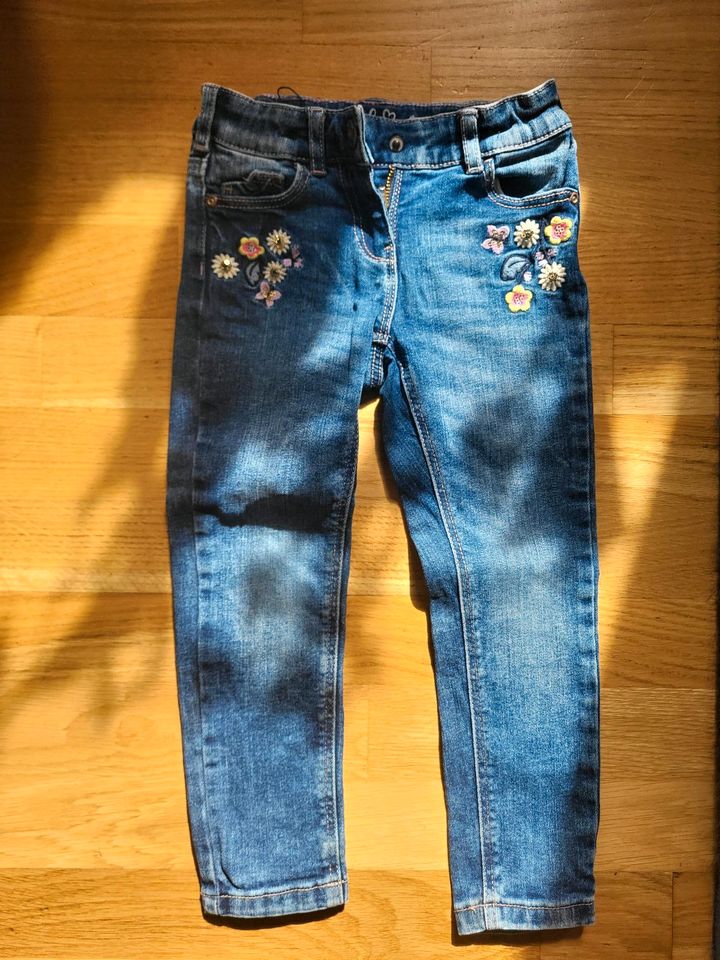 Jeans mit Blumen Gr 104 in Hofheim am Taunus