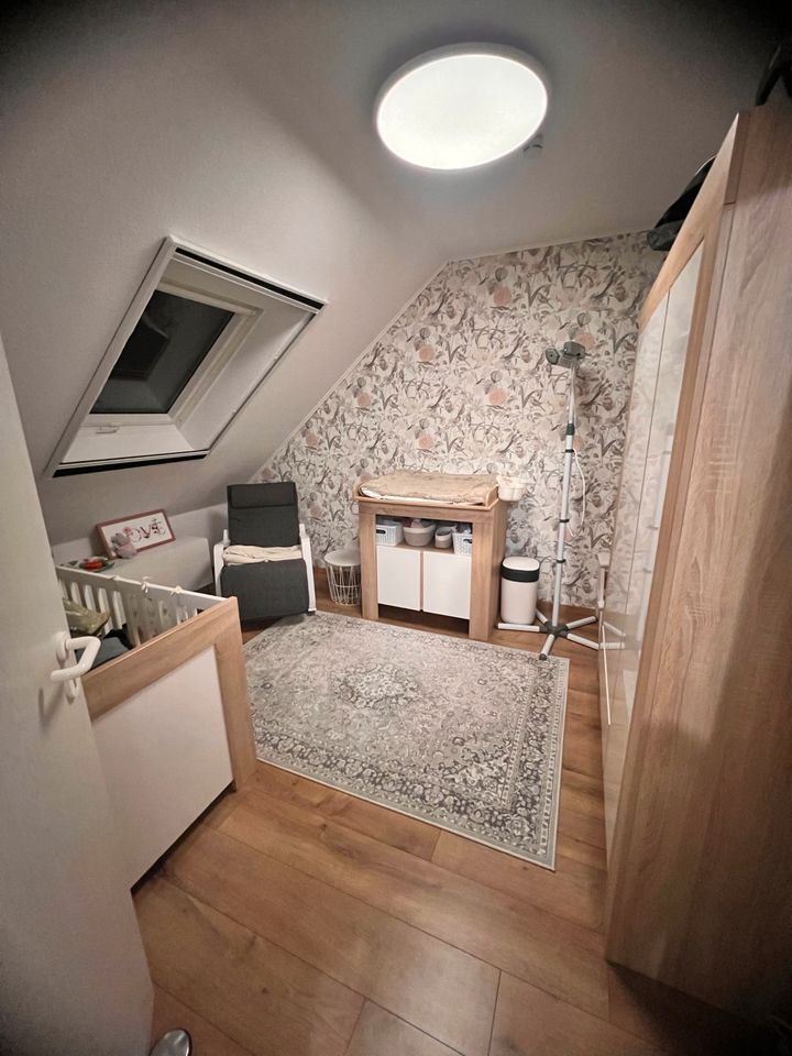 Kinderzimmer Babyzimmer Wickelkommode Kleiderschrank Gitterbett in Neuwied
