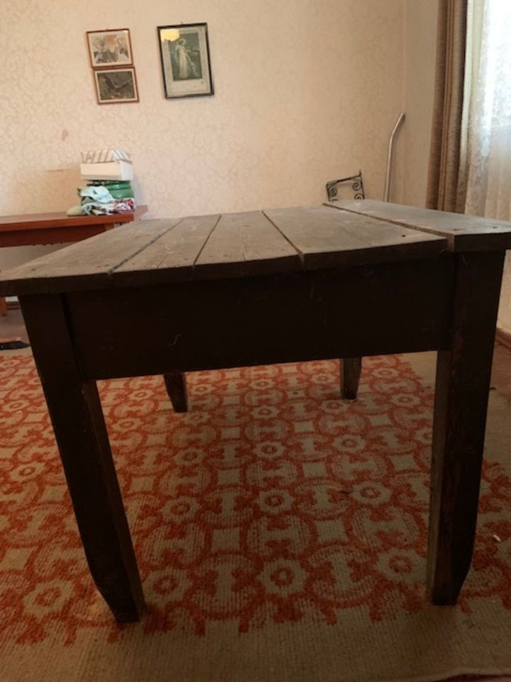 nachhaltig – massiver, uralter Holztisch zu verkaufen in Cottbus