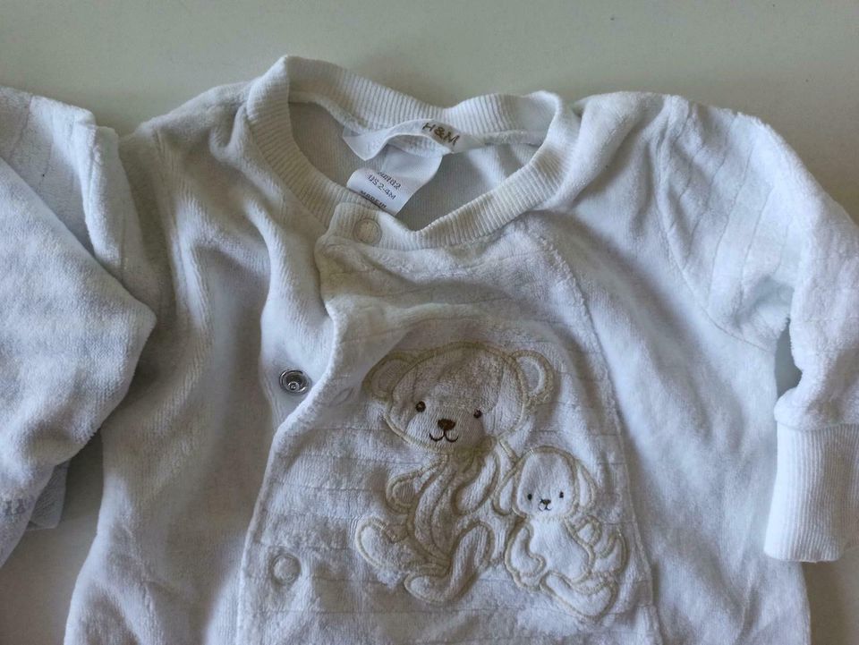 62 2x H&M C&A Schlafanzug Baby weiß Schlaf-Overall in Berlin