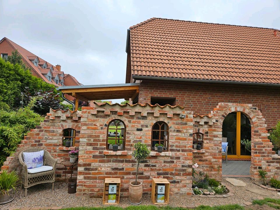 Ruinenmauer und Gartenmauern aus Historische Ziegeln in Stolzenau